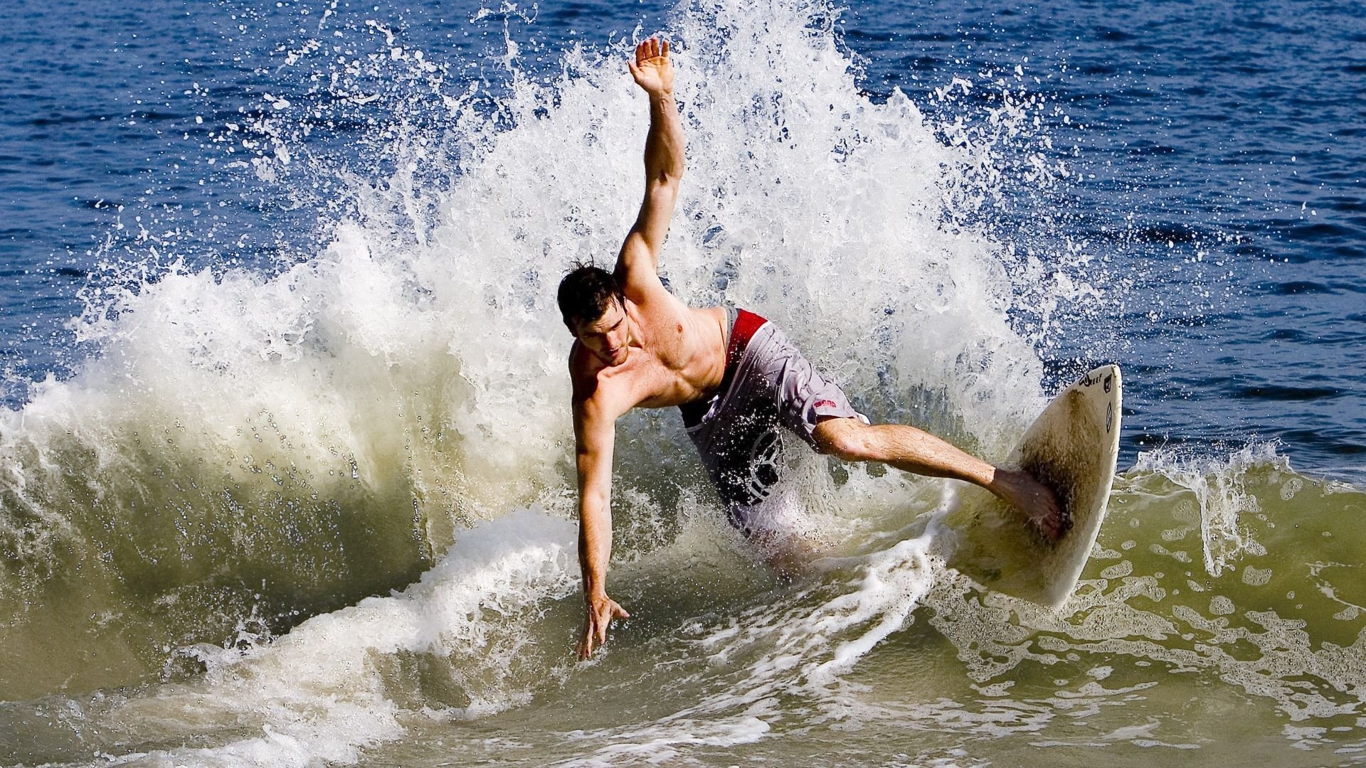 弗拉霍维奇爆发,乌克兰压哨击败洪都拉斯,足球场上的双重隐喻